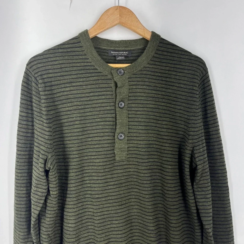Banana Republic Mens Extra Fine Merino Wool Henley Sweater Olive Green Striped L
